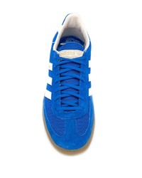 Sneakers basse in pelle scamosciata blu di adidas