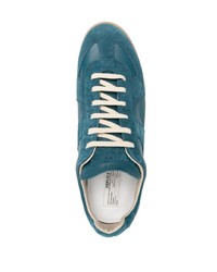 Sneakers basse in pelle scamosciata blu di Maison Margiela