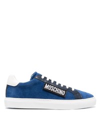 Sneakers basse in pelle scamosciata blu di Moschino
