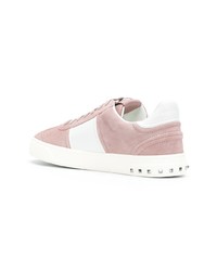 Sneakers basse in pelle scamosciata con borchie rosa di Valentino