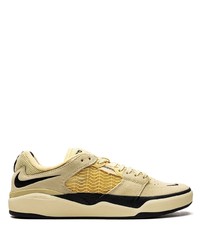 Sneakers basse in pelle scamosciata gialle di Nike