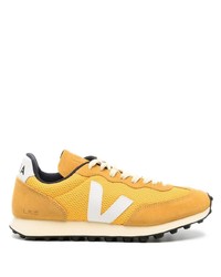 Sneakers basse in pelle scamosciata gialle di Veja