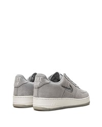 Sneakers basse in pelle scamosciata grigie di Nike