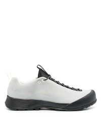Sneakers basse in pelle scamosciata grigie di Arc'teryx