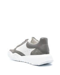 Sneakers basse in pelle scamosciata grigie di Alexander McQueen