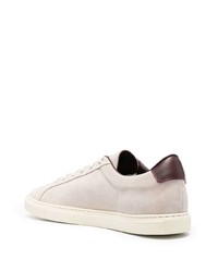 Sneakers basse in pelle scamosciata grigie di Common Projects