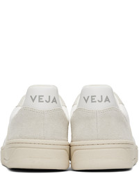Sneakers basse in pelle scamosciata grigie di Veja