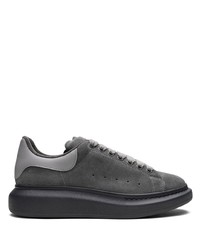 Sneakers basse in pelle scamosciata grigio scuro di Alexander McQueen