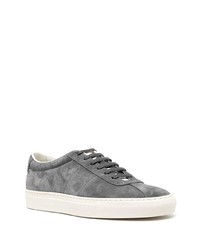 Sneakers basse in pelle scamosciata grigio scuro di Common Projects