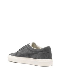 Sneakers basse in pelle scamosciata grigio scuro di Common Projects