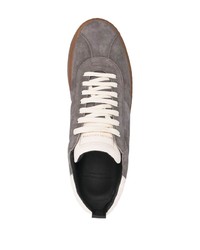 Sneakers basse in pelle scamosciata grigio scuro di Officine Creative