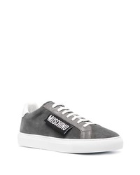 Sneakers basse in pelle scamosciata grigio scuro di Moschino