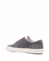 Sneakers basse in pelle scamosciata grigio scuro di Common Projects