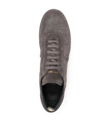Sneakers basse in pelle scamosciata grigio scuro di Officine Creative