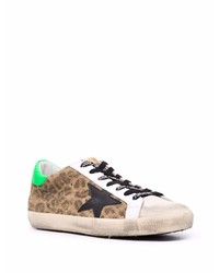 Sneakers basse in pelle scamosciata leopardate marrone chiaro di Golden Goose