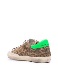 Sneakers basse in pelle scamosciata leopardate marrone chiaro di Golden Goose