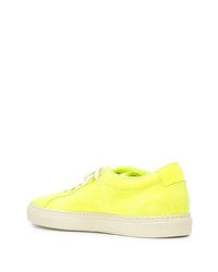 Sneakers basse in pelle scamosciata lime di Common Projects