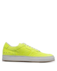 Sneakers basse in pelle scamosciata lime di Common Projects