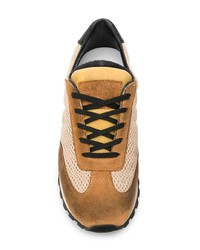 Sneakers basse in pelle scamosciata marrone chiaro di Maison Margiela