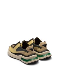 Sneakers basse in pelle scamosciata marrone chiaro di Prada