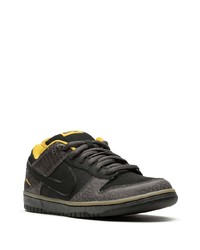 Sneakers basse in pelle scamosciata marrone scuro di Nike