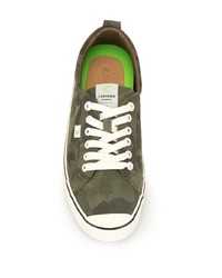 Sneakers basse in pelle scamosciata mimetiche verde oliva di Cariuma