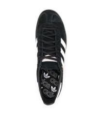 Sneakers basse in pelle scamosciata nere e bianche di adidas