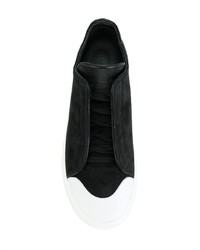 Sneakers basse in pelle scamosciata nere e bianche di Alexander McQueen