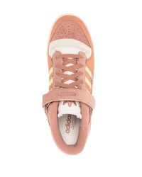 Sneakers basse in pelle scamosciata rosa di adidas