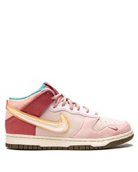 Sneakers basse in pelle scamosciata rosa di Nike