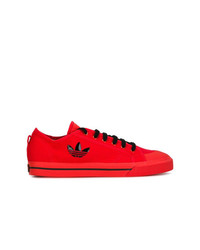 Sneakers basse in pelle scamosciata rosse di Adidas By Raf Simons