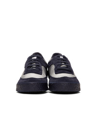 Sneakers basse in pelle scamosciata stampate blu scuro di Comme Des Garcons SHIRT