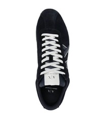 Sneakers basse in pelle scamosciata stampate blu scuro di Armani Exchange