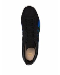 Sneakers basse in pelle scamosciata stampate nere di adidas
