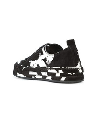 Sneakers basse in pelle scamosciata stampate nere di Ann Demeulemeester