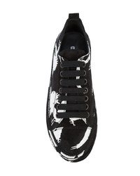 Sneakers basse in pelle scamosciata stampate nere di Ann Demeulemeester