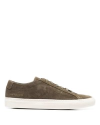 Sneakers basse in pelle scamosciata verde oliva di Common Projects
