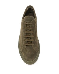 Sneakers basse in pelle scamosciata verde oliva di Common Projects
