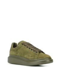 Sneakers basse in pelle scamosciata verde oliva di Alexander McQueen