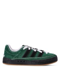 Sneakers basse in pelle scamosciata verde scuro di adidas