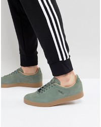 Sneakers basse in pelle scamosciata verde scuro di adidas Originals