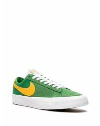 Sneakers basse in pelle scamosciata verdi di Nike