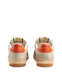Sneakers basse in pelle stampate beige di Gucci