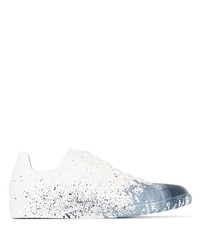 Sneakers basse in pelle stampate bianche e blu di Maison Margiela