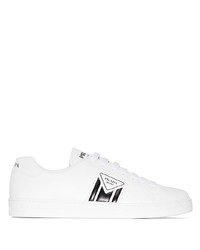 Sneakers basse in pelle stampate bianche e nere di Prada