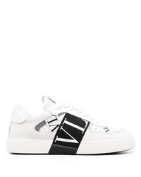 Sneakers basse in pelle stampate bianche e nere di Valentino Garavani