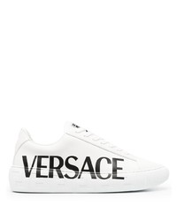 Sneakers basse in pelle stampate bianche e nere di Versace