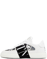 Sneakers basse in pelle stampate bianche e nere di Valentino Garavani