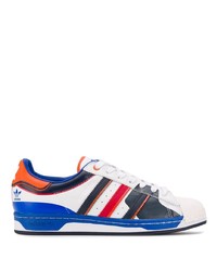 Sneakers basse in pelle stampate bianche di adidas