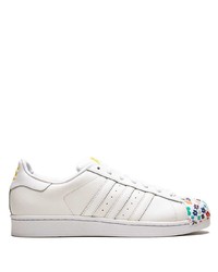 Sneakers basse in pelle stampate bianche di adidas
